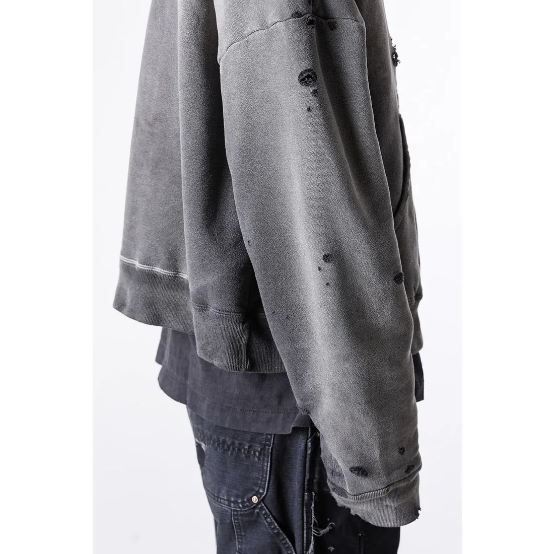 SAINT Mxxxxxx DBL FACE ZIP UP HOODIE/CHARCOAL Double-layer destroyed waffle zipper jacket, washed black S-XL, a style that has been used in the summer. After continuous fine polishing, it has finally been shipped. The finished product is simply a work of art. Super heavy washing to make the weather look old. Multiple water fades. Excessive manual wormhole damage processing. Deconstruction and reorganization embroidery technology. Custom-made zipper with LOGO. The color details of the zipper webbing are also correct. Original grade fruit main label and wash water label. Top purchasing grade. A layer of waffle fabric is added to the inner lining to make the overall texture stronger and increase the comfort and warmth of the wearer.